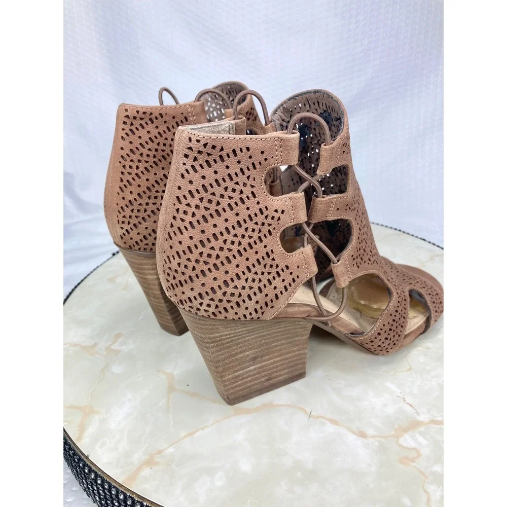 Vince Camuto Corbina Laser Cut Block Heel Sandals Womens 9.5 Brown Leather Chic